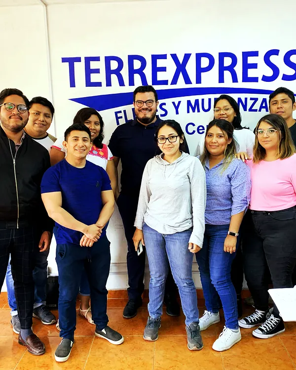 Grupo de participantes del taller frente a un letrero de Terrexpress