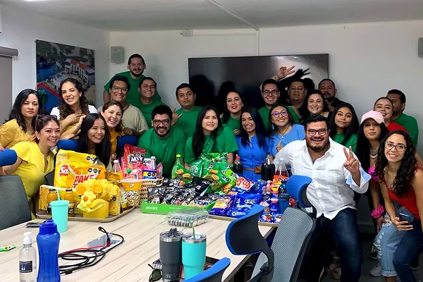 Equipo de ventas celebrando al final del taller en sala de juntas