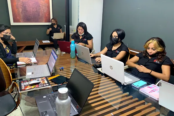 Equipo de trabajo con laptops durante una sesión de capacitación