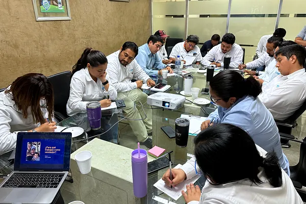 Grupo de vendedores en sesión de trabajo durante el taller