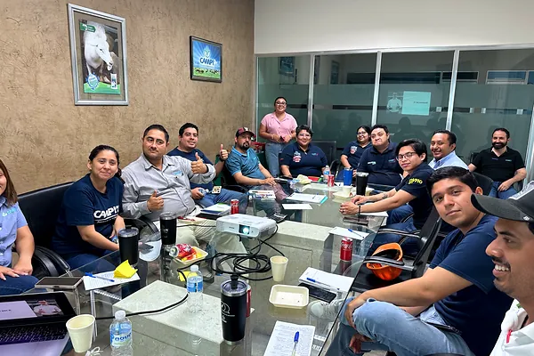 Equipo comercial reunido en sala de juntas durante la capacitación