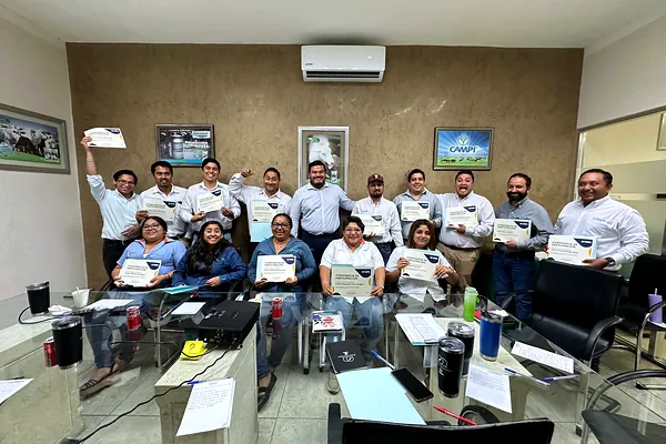 Participantes mostrando sus constancias al terminar el taller
