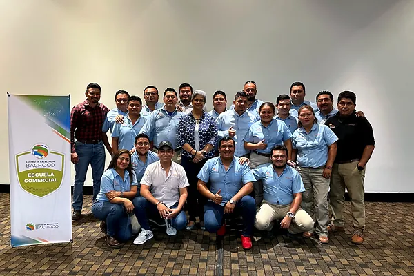 Foto grupal de participantes con uniforme azul al cierre del taller