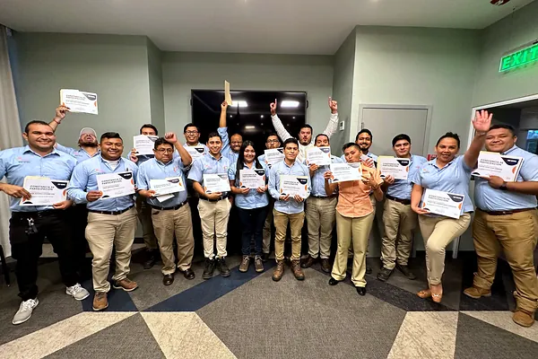 Participantes celebrando con sus constancias al terminar el taller