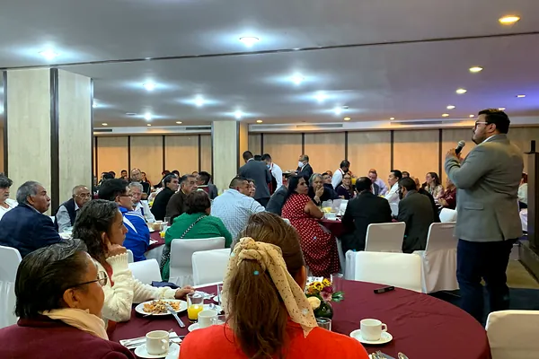 Ray Marfil dando una conferencia de ventas en un salón de eventos