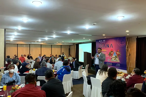 Ray Marfil dando una conferencia de ventas en un salón de eventos