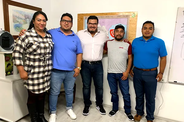 Ray Marfil con un grupo de asistentes al taller