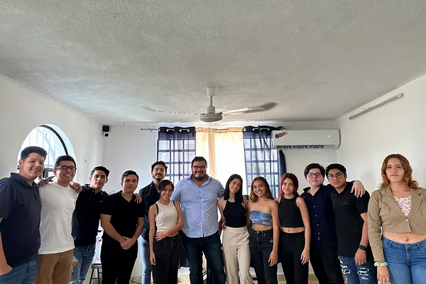 Foto grupal de jóvenes participantes del taller de ventas