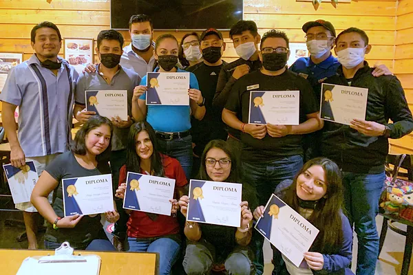 Participantes mostrando sus constancias del taller de ventas