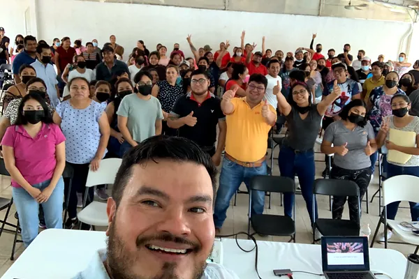 Ray Marfil en una selfie con un auditorio lleno de participantes