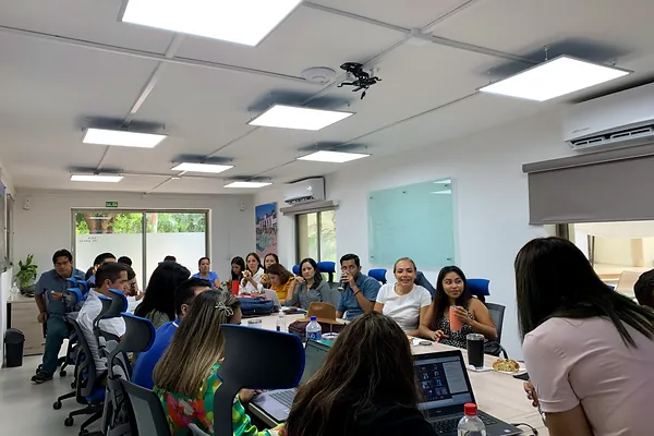 Equipo con laptops en sesión de capacitación en oficina