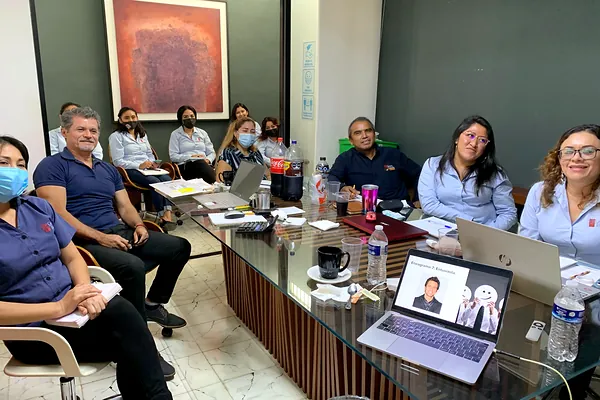 Equipo en sala de juntas participando en un taller