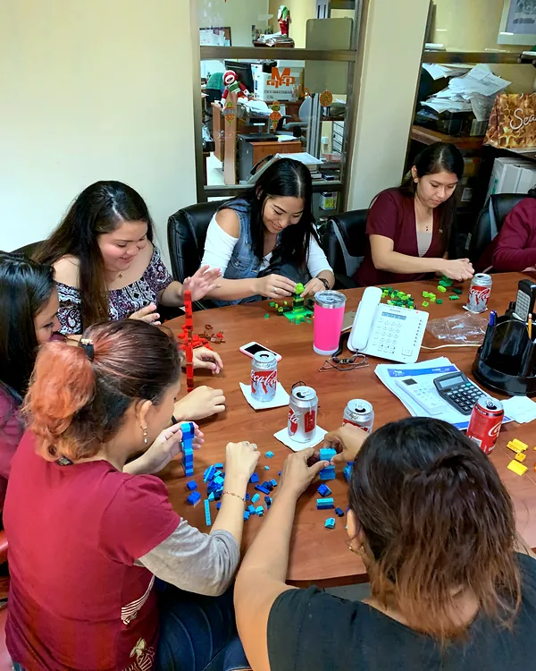 Participantes trabajando en un ejercicio práctico en mesa