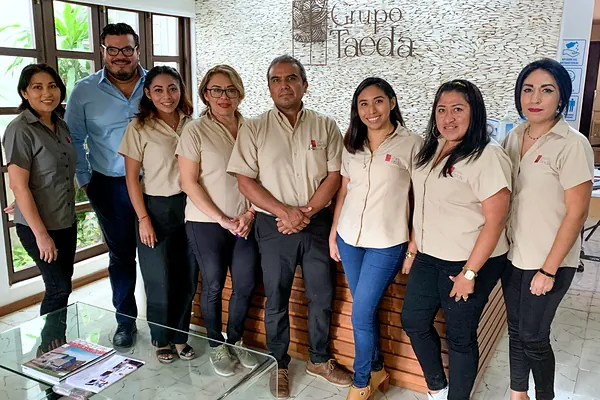 Equipo de Grupo Taeda posando con Ray Marfil al cierre del taller