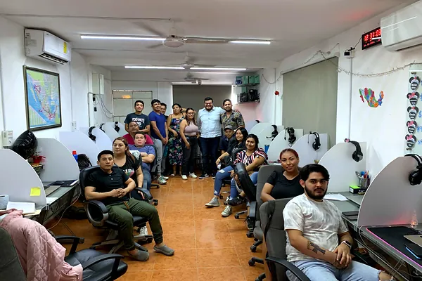 Grupo de participantes en una sala de capacitación