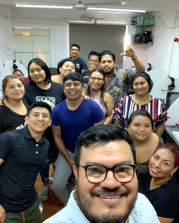 Ray Marfil en una selfie con un grupo de participantes del taller