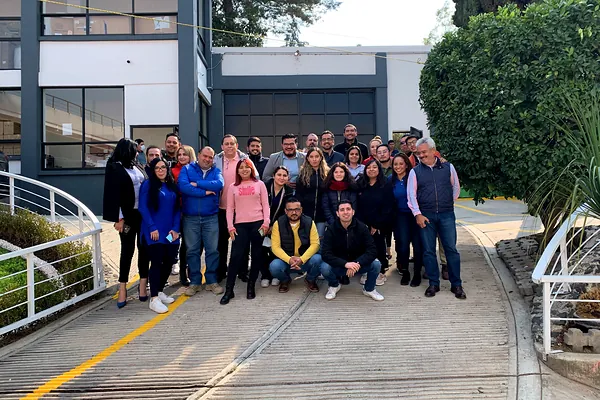 Foto grupal de participantes en exteriores al cierre del taller