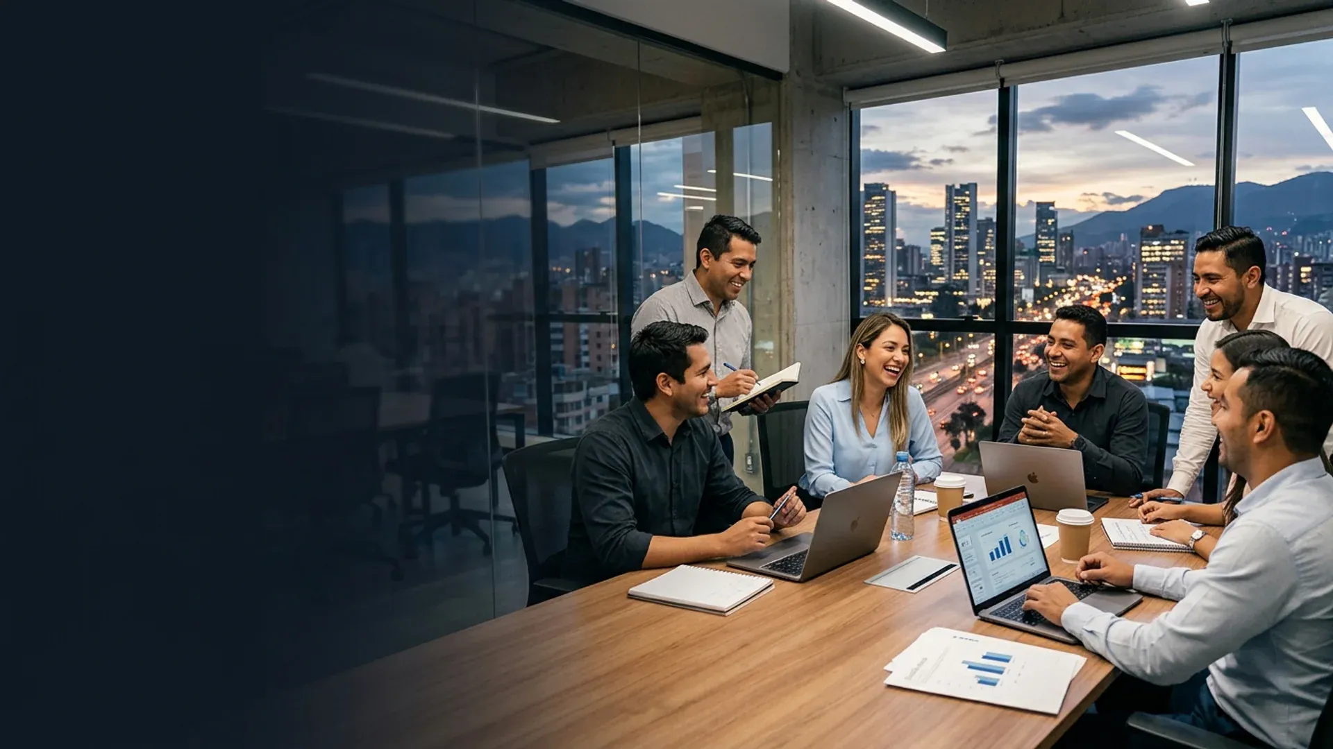 Equipo comercial entrenando estrategias de ventas con IA